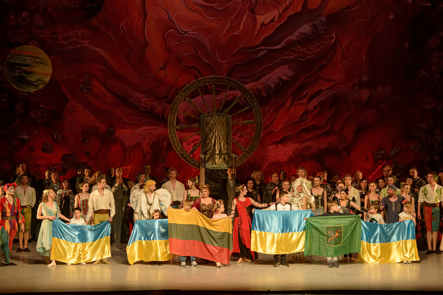 Ukrainiečių likimo ratas: Charkivo artistai LNOBT scenoje pristatė įspūdingą koncertą