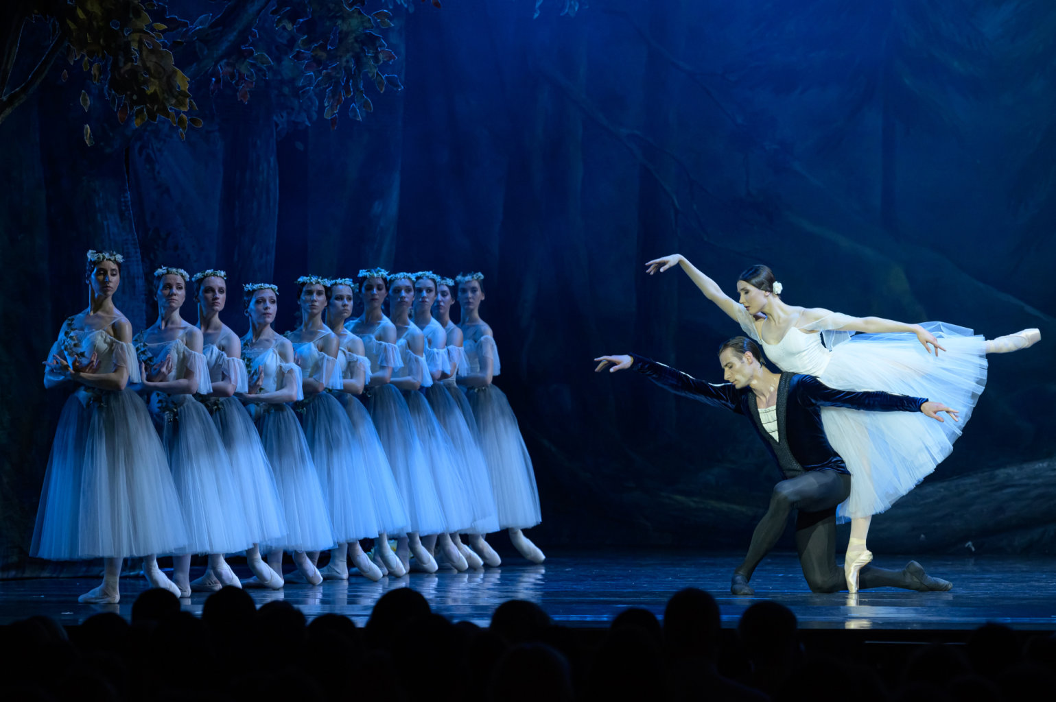 Vilisų šokis po žvaigždėtu Vilniaus dangumi:  „LNOBT Open“ scenoje – baletas „Žizel“ 