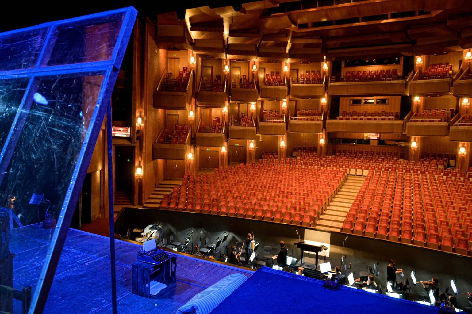 Vyresnio amžiaus žmonėms – nemokamos ekskursijos po LNOBT užkulisius