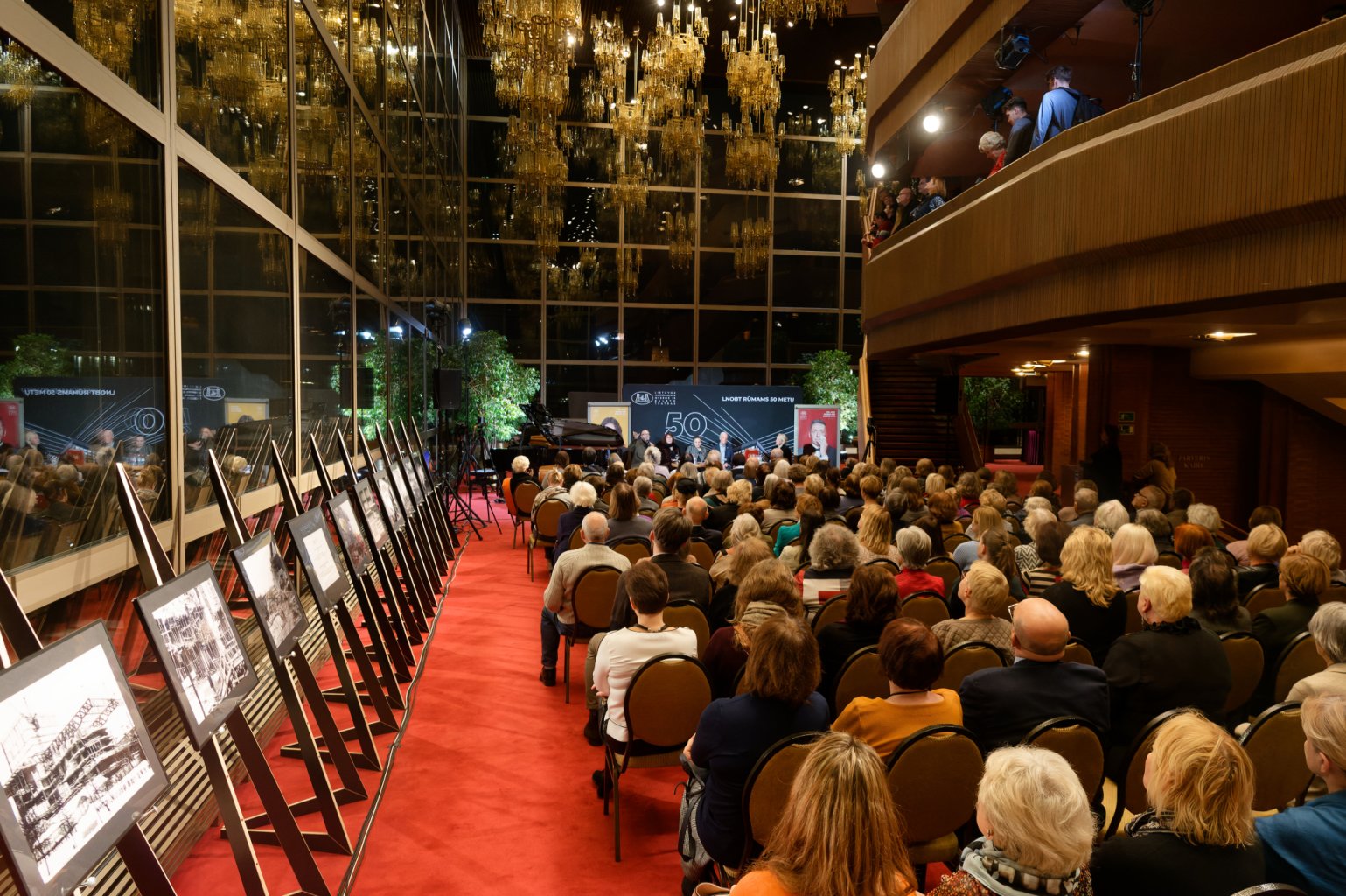LNOBT rūmai Vilniaus centrą puošia jau 50 metų: jubiliejų atšventė su muzika ir tortu