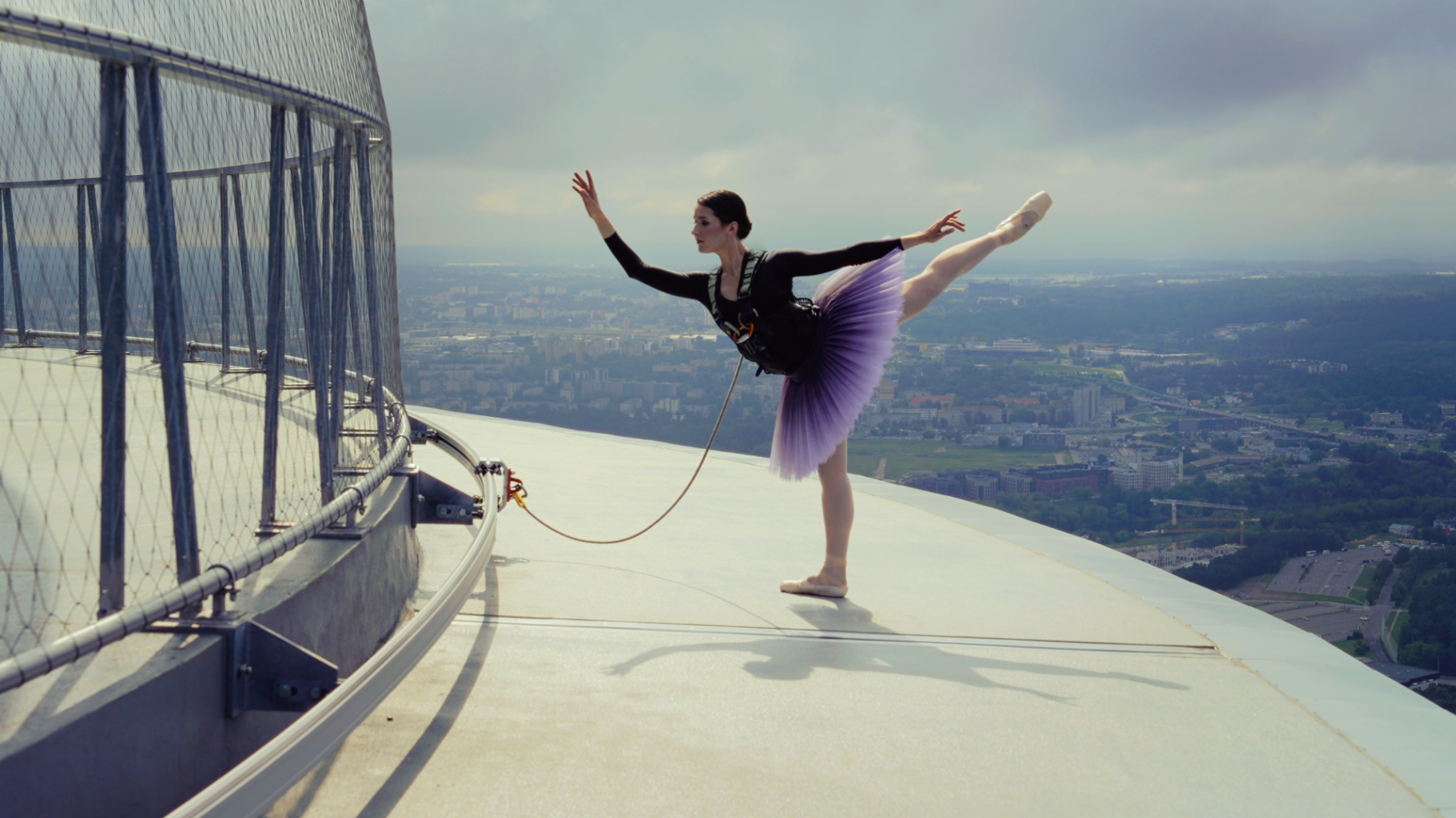 Su puantais ant televizijos bokšto: LNOBT balerina ryžosi ypatingam šokiui