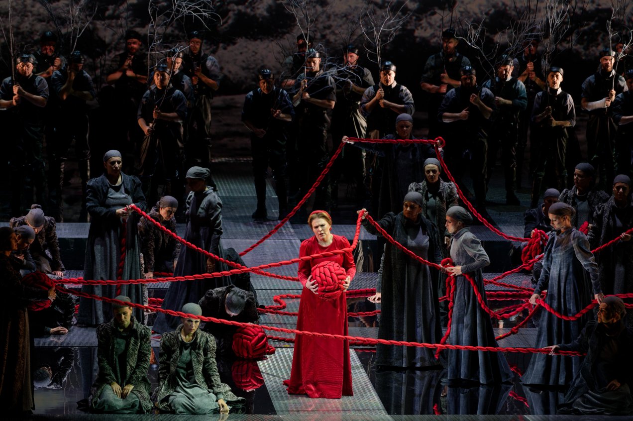 Operos „Lietuviai“ premjeros svečius ant teatro laiptų pasitiko viduramžių karžygiai 